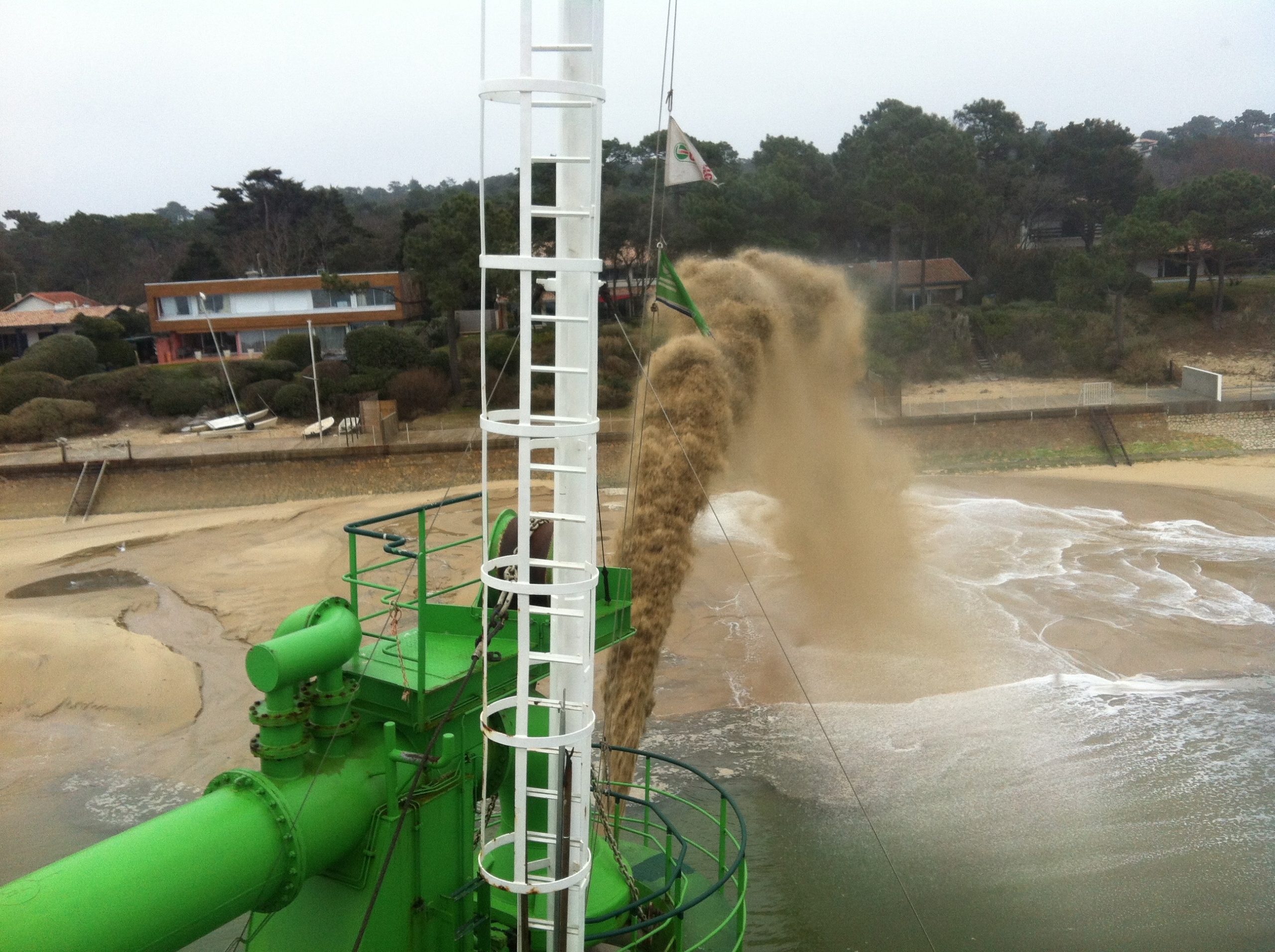 Sable projeté sur la plage